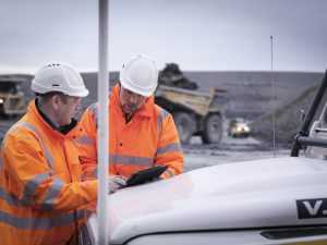 Geologists discuss plans on digital tablet in surface coal mine