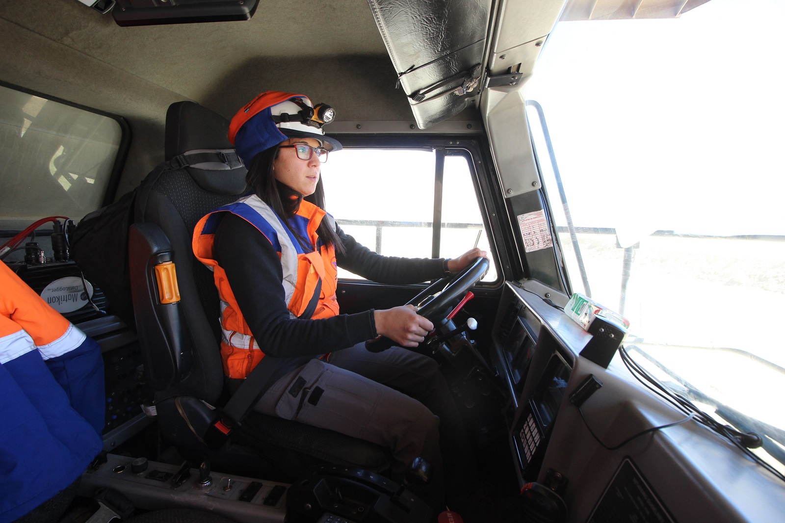 Mujeres de comunidades de Alto El Loa concluyen curso para operar camiones de extracción gracias a apoyo de Minera El Abra