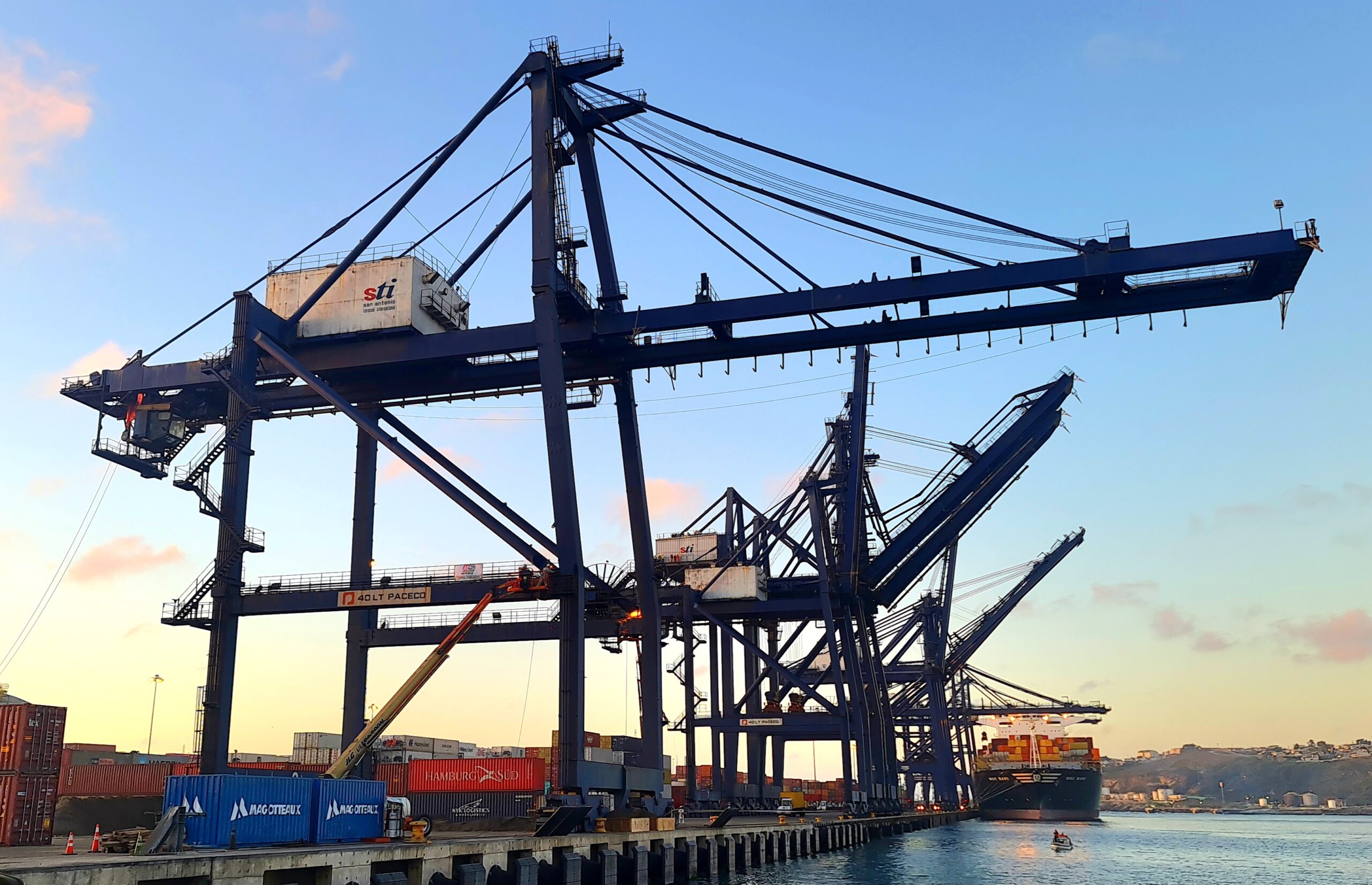 Magotteaux se adjudica recuperación de acero de grúas desplomadas en Puerto San Antonio