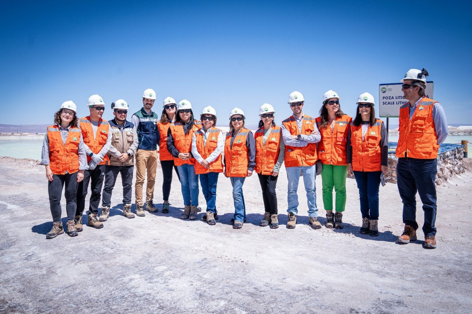 Autoridades supervisan proceso productivo de litio en Salar de Atacama