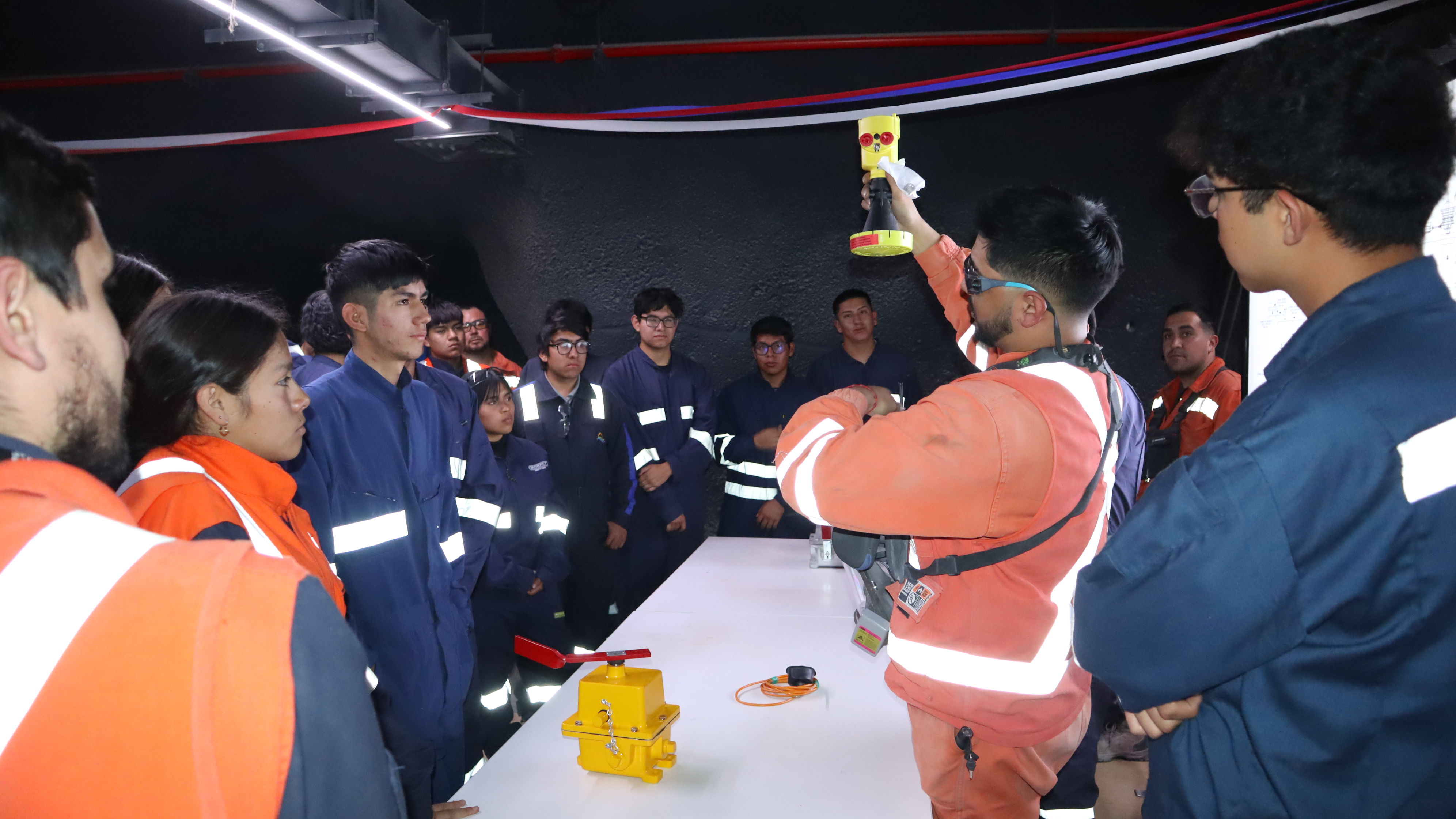 Estudiantes de Electricidad Industrial aprenden de su especialidad en visita a Chuquicamata