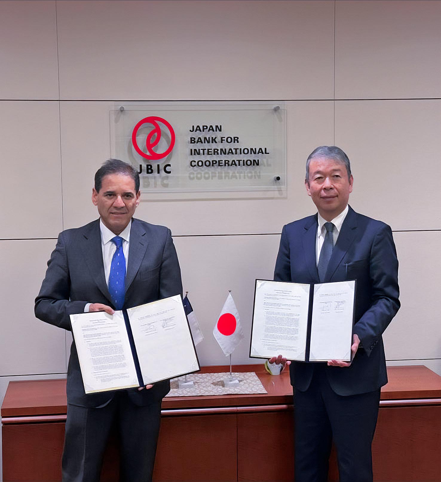 Firma convenio CMP y JBIC