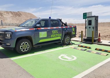 Ministro Hales avanza en la descarbonización de sus operaciones