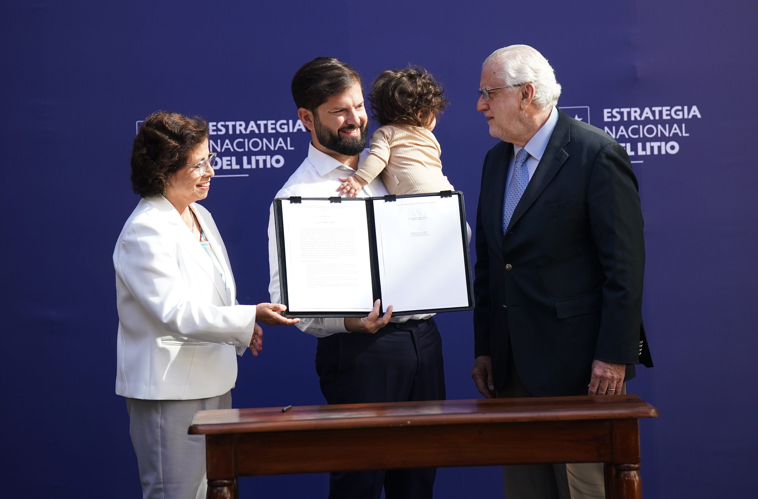 Al centro el Presidente Gabriel Boric, junto a la ministra de Minería, Aurora Williams y el presidente del directorio de Codelco, Máximo Pacheco