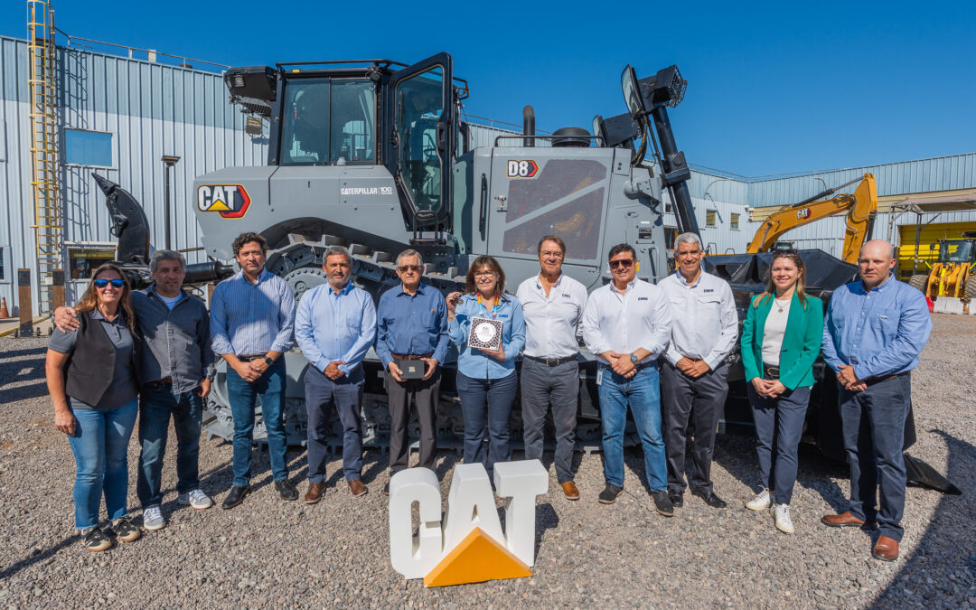 EMIN recibe el nuevo Bulldozer D8 Centennial