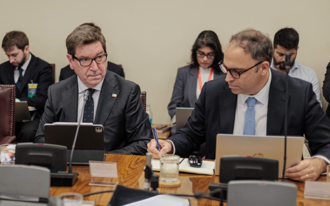 Biministro Mas expone a senadores ejes para impulsar el crecimiento en el país