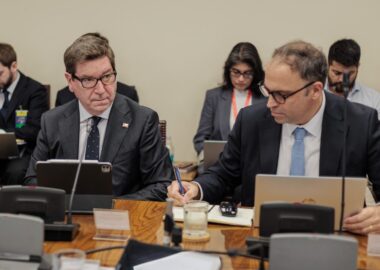 Biministro Mas expone a senadores ejes para impulsar el crecimiento en el país